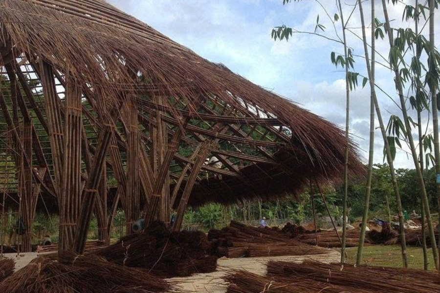 Quy trình thi công lợp mái lá guột tại Tre Việt Building (2)