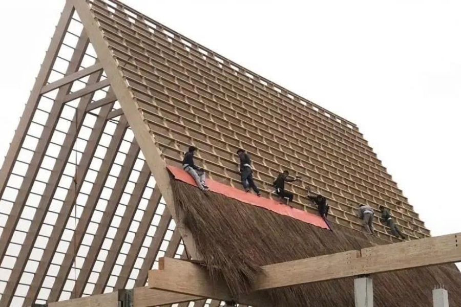 Quy trình thi công lợp mái lá guột tại Tre Việt Building (4)
