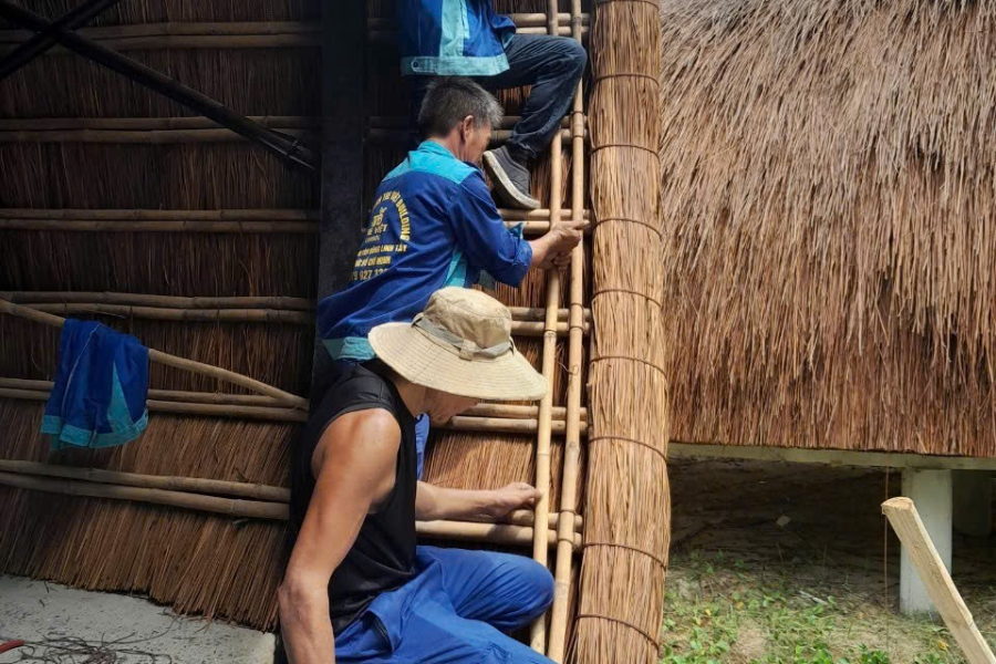 Thi công lợp mái lá guột (4)